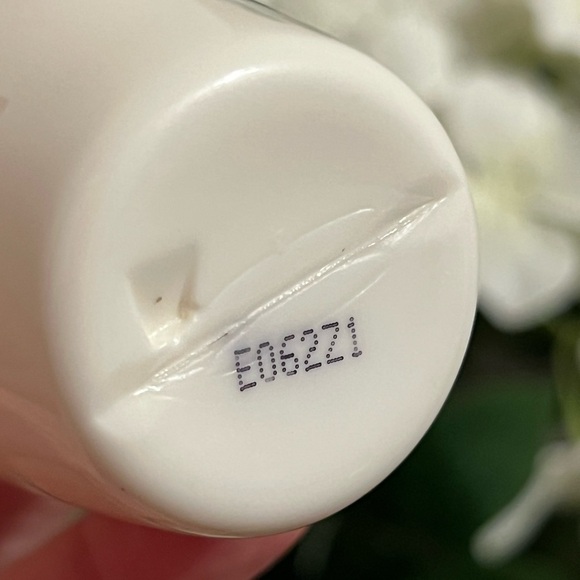 TATCHA • THE CAMELLIA CLEANSING OIL - Picture 3 of 3